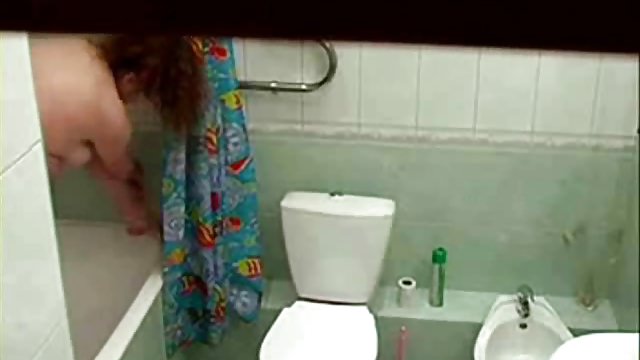 Брюнетка в ванной на видео со скрытой камеры делает домашний минет сантехнику